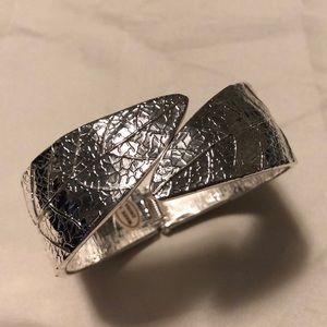 🎗NWOT HINGED BRACELET